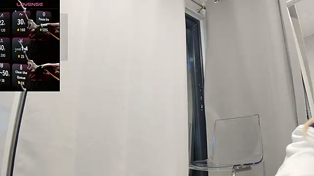 Snapshot of Ella_Vee chatting on 10.04.25 Ella Vee online show from 10.04.25