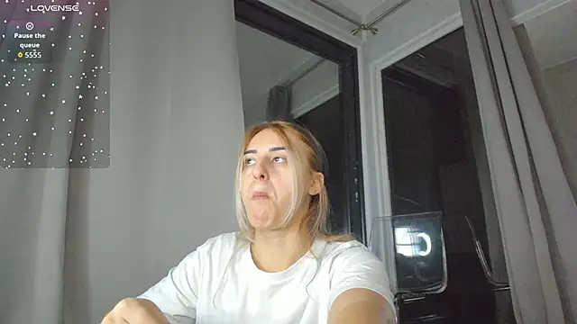 Snapshot of Ella_Vee chatting on 10.10.25 Ella Vee online show from 10.10.25