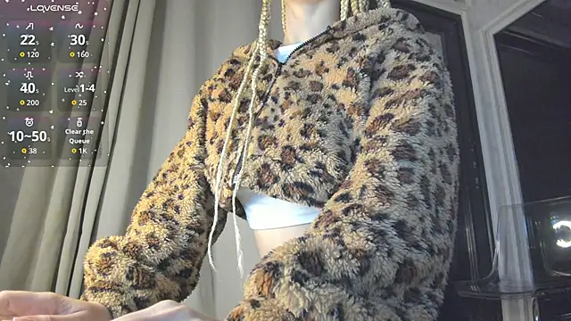 Snapshot of Ella_Vee chatting on 10.21.25 Ella Vee online show from 10.21.25