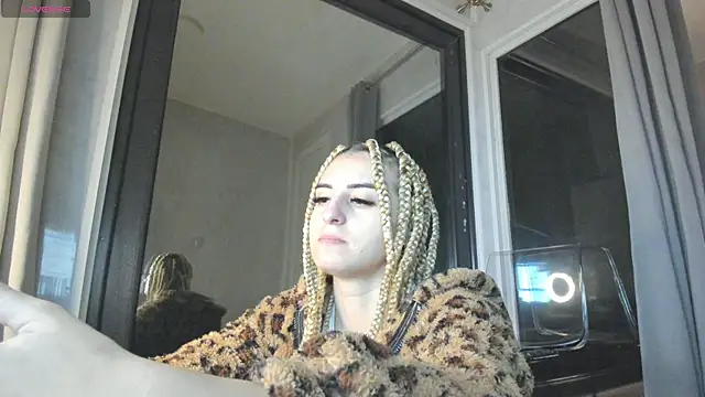 Snapshot of Ella_Vee chatting on 10.26.25 Ella Vee online show from 10.26.25