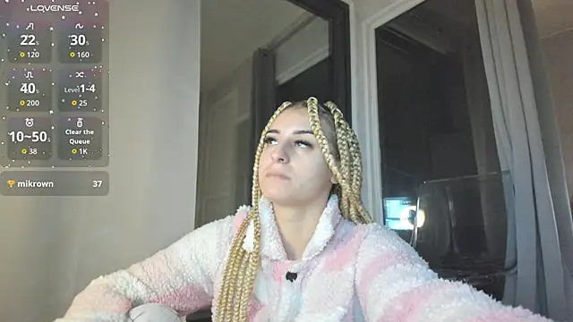 Snapshot of Ella_Vee chatting on 10.29.25 Ella Vee online show from 10.29.25