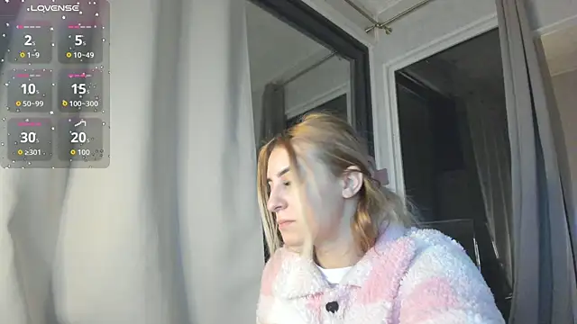 Snapshot of Ella_Vee chatting on 11.11.25 Ella Vee online show from 11.11.25