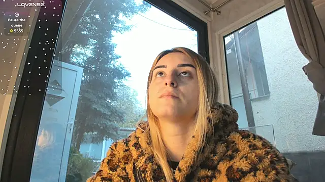 Ella Vee online show from 11.30.25