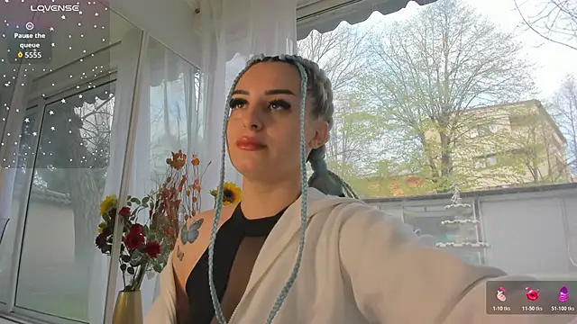 Ella Vee online show from 04.10.26