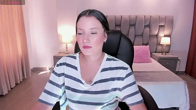 Snapshot of nylaa_rose chatting on 10.04.25 nylaa rose online show from 10.04.25