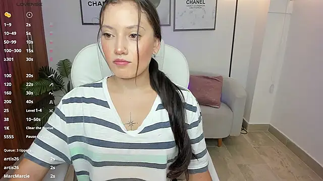 Snapshot of nylaa_rose chatting on 10.23.25 nylaa rose online show from 10.23.25