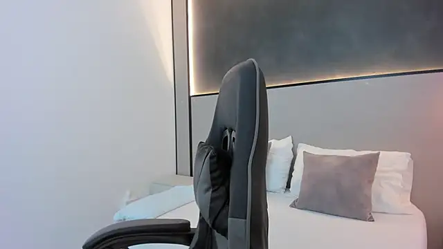 Snapshot of desireee_ chatting on 10.20.25 desireee online show from 10.20.25