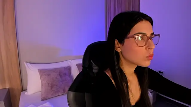 Snapshot of desireee_ chatting on 11.04.25 desireee online show from 11.04.25