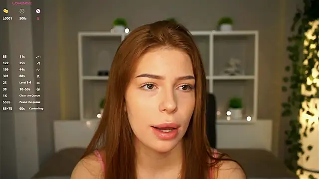 Snapshot of SexyEsma chatting on 10.28.25 SexyEsma online show from 10.28.25