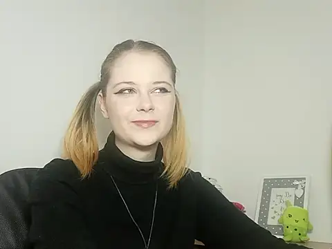 Snapshot of LydiaYoung chatting on 10.02.25 LydiaYoung online show from 10.02.25