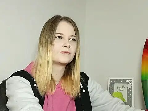 Snapshot of LydiaYoung chatting on 11.13.25 LydiaYoung online show from 11.13.25