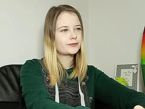 Snapshot of LydiaYoung chatting on 11.20.25 LydiaYoung online show from 11.20.25