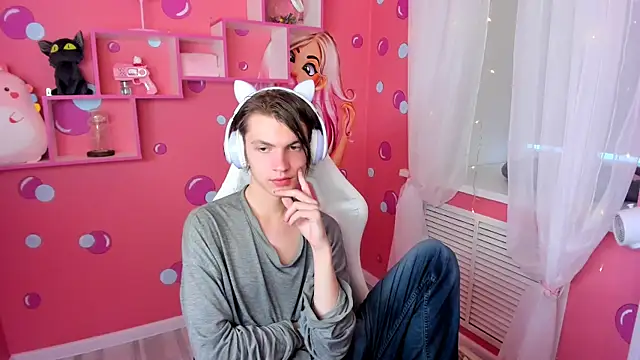 Snapshot of OttoWilliams chatting on 09.30.25 OttoWilliams online show from 09.30.25