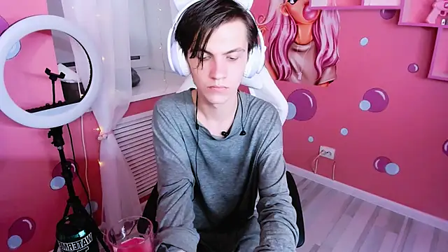 Snapshot of OttoWilliams chatting on 10.27.25 OttoWilliams online show from 10.27.25