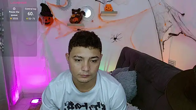 Snapshot of antonella_n_brian chatting on 10.31.25 antonella n brian online show from 10.31.25