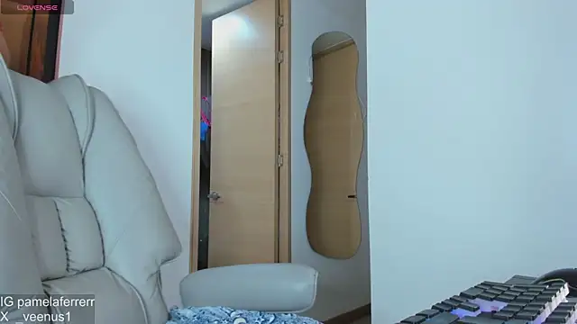Snapshot of _veenus chatting on 06.18.26 veenus online show from 06.18.26