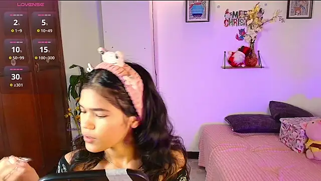 emycarver09 online show from 11.24.25