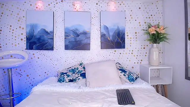 Snapshot of Emily_Vaughan chatting on 11.12.25 Emily Vaughan online show from 11.12.25