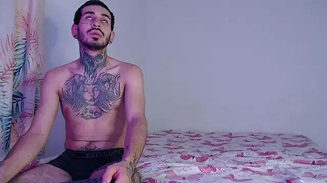 Snapshot of Tyler2y_luna chatting on 11.06.25 Tyler2y luna online show from 11.06.25