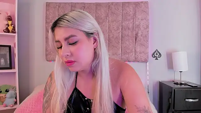 Snapshot of naomi_sanz chatting on 02.21.26 naomi sanz online show from 02.21.26