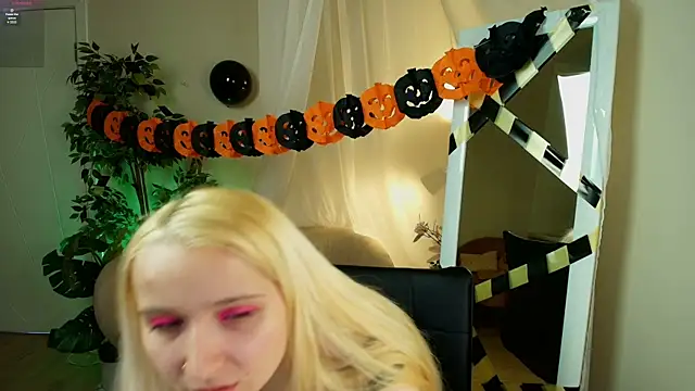 Snapshot of Milana_Key chatting on 10.24.25 Milana Key online show from 10.24.25