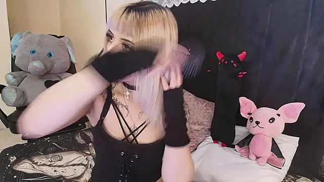 Snapshot of IvyBelle_ chatting on 06.19.26 IvyBelle online show from 06.19.26