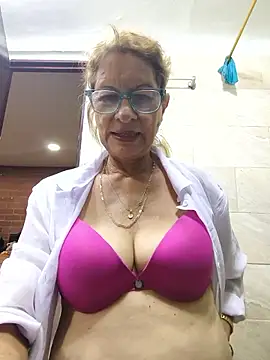 Snapshot of MaryLunne chatting on 10.04.25 MaryLunne online show from 10.04.25