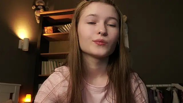 Snapshot of LynHillaire chatting on 02.04.26 LynHillaire online show from 02.04.26