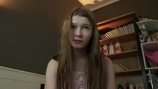 Snapshot of LynHillaire chatting on 02.06.26 LynHillaire online show from 02.06.26