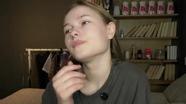 Snapshot of LynHillaire chatting on 02.11.26 LynHillaire online show from 02.11.26