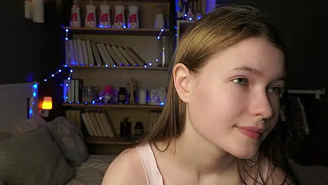 Snapshot of LynHillaire chatting on 02.16.26 LynHillaire online show from 02.16.26