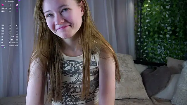 Snapshot of LynHillaire chatting on 02.26.26 LynHillaire online show from 02.26.26