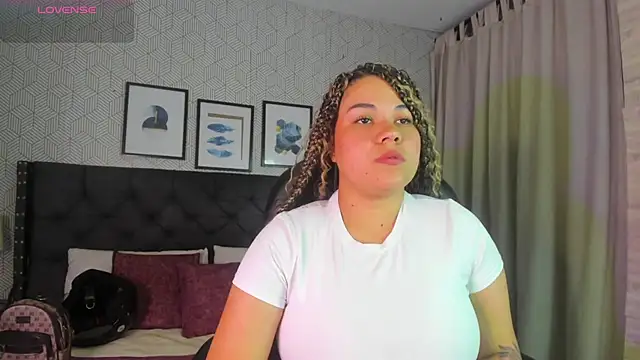 Snapshot of sophie__blare chatting on 07.17.26 sophie blare online show from 07.17.26