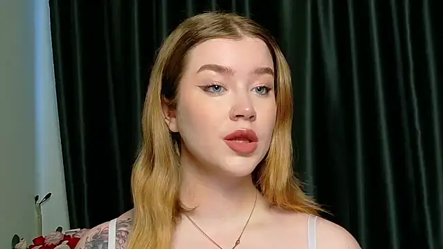 Snapshot of Rebecca_Lace chatting on 10.04.25 Rebecca Lace online show from 10.04.25