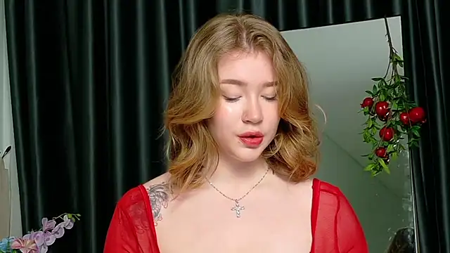 Snapshot of Rebecca_Lace chatting on 10.25.25 Rebecca Lace online show from 10.25.25