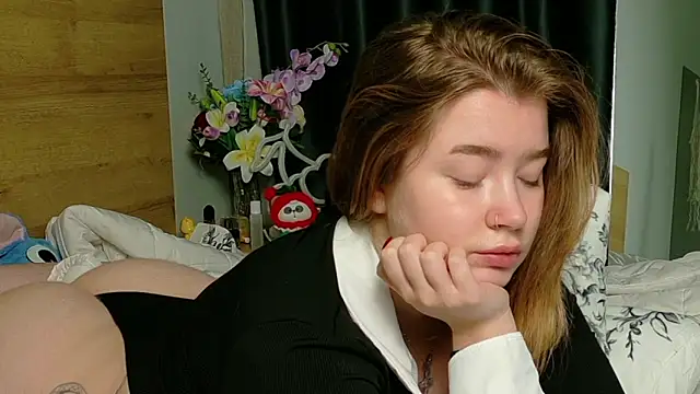 Snapshot of Rebecca_Lace chatting on 10.31.25 Rebecca Lace online show from 10.31.25