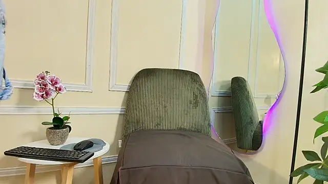 keila hott20 online show from 10.11.25