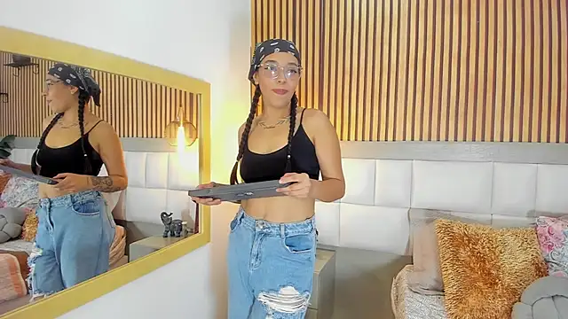 Roseaurora online show from 10.16.25