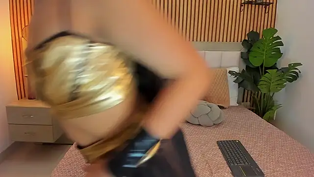 Roseaurora online show from 10.31.25