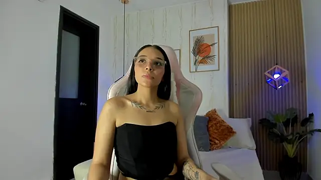 Roseaurora online show from 11.29.25