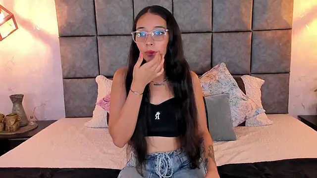 Snapshot of Roseaurora chatting on 06.15.26 Roseaurora online show from 06.15.26
