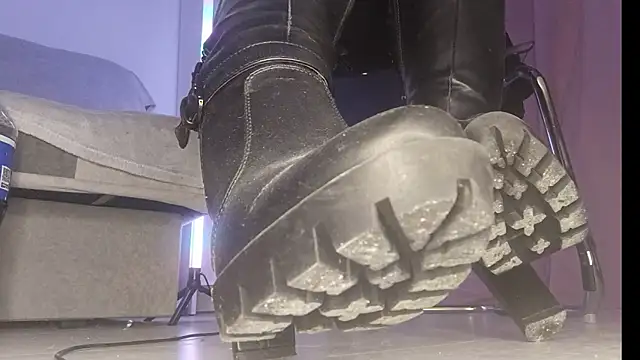 Snapshot of CruelSiren chatting on 10.25.25 CruelSiren online show from 10.25.25