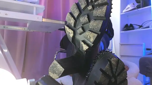 Snapshot of CruelSiren chatting on 11.18.25 CruelSiren online show from 11.18.25