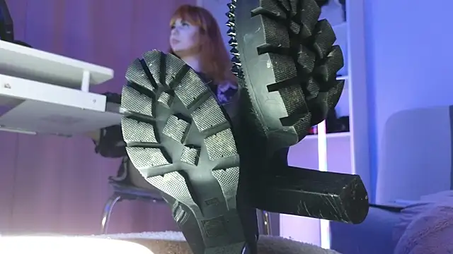 Snapshot of CruelSiren chatting on 12.18.25 CruelSiren online show from 12.18.25