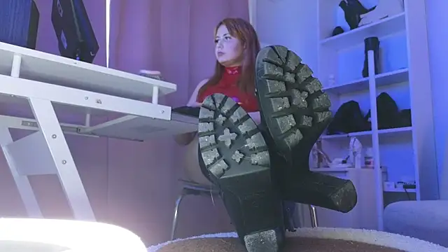 Snapshot of CruelSiren chatting on 12.19.25 CruelSiren online show from 12.19.25