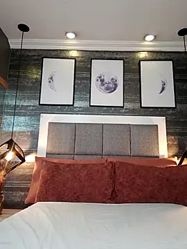 Snapshot of SophieCurves chatting on 09.19.25 SophieCurves online show from 09.19.25