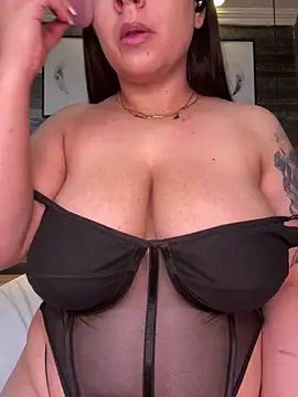 Snapshot of SophieCurves chatting on 09.20.25 SophieCurves online show from 09.20.25