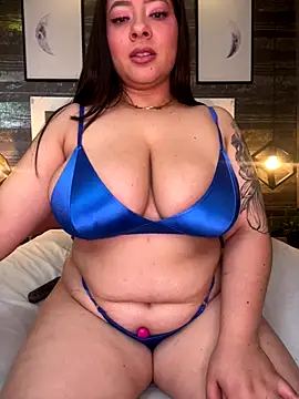 Snapshot of SophieCurves chatting on 09.24.25 SophieCurves online show from 09.24.25