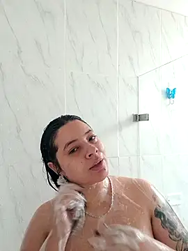 Snapshot of SophieCurves chatting on 10.04.25 SophieCurves online show from 10.04.25