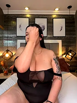 Snapshot of SophieCurves chatting on 10.08.25 SophieCurves online show from 10.08.25